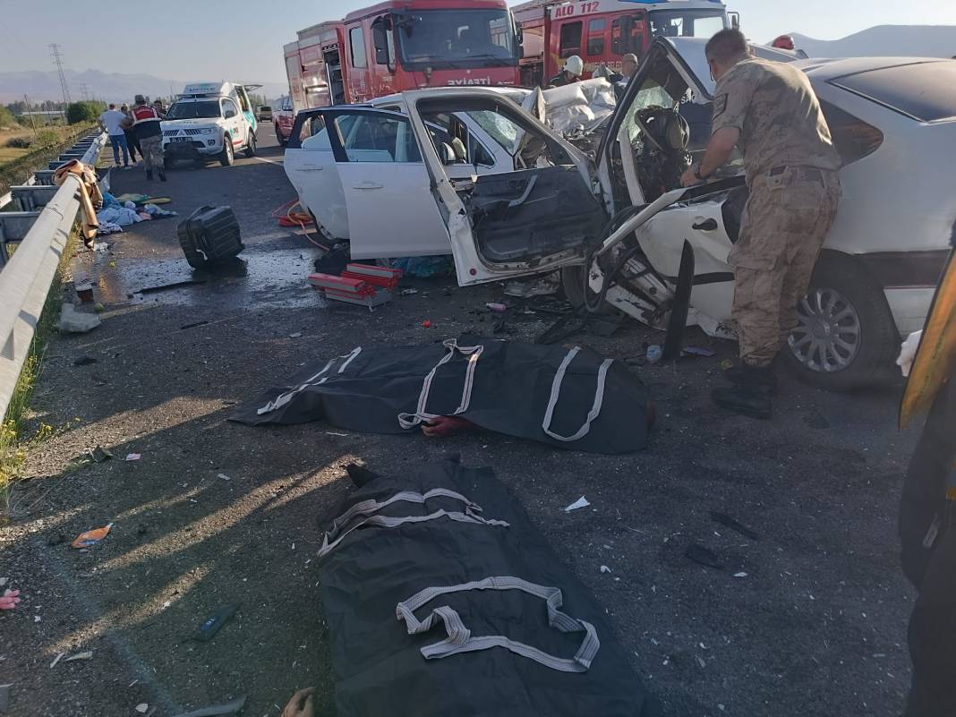 Demir yığınına dönen otomobillerden acı çıktı: 4 ölü, 4 yaralı 5